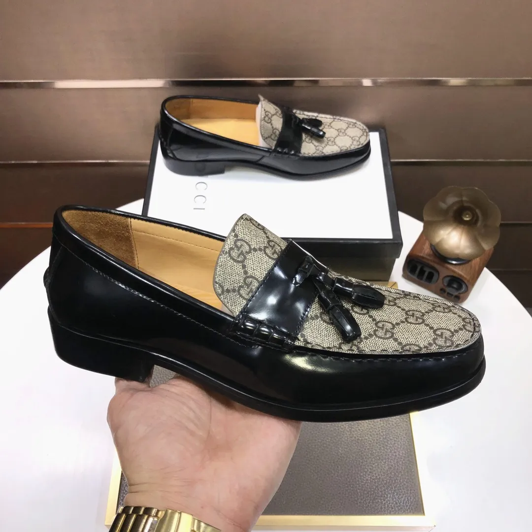 Factory batch 580💰Italy’s top luxury men’s shoe giant (GUCCI) (Gucci) (full cowhide lining) new arrival🍃Original European style🔰 Pleasant to the eye😍In order to make the shoes more durable and non-deformable🌀The production continues to follow traditional methods but there is still no lack of innovation💪Select original cowhide for the leather♻️Smooth, natural and extra bright⭐Made of imported cowhide The rich man’s first choice 38-45 (45 customized)